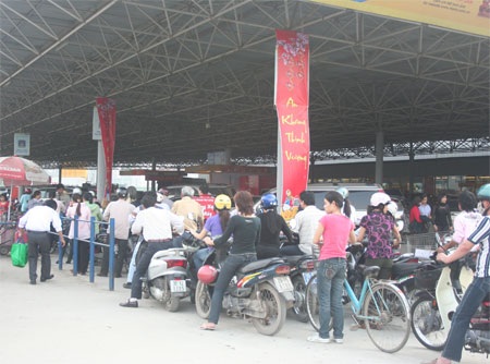 Chen chân vào siêu thị sắm Tết - 1 Chen chân vào siêu thị sắm Tết - 1