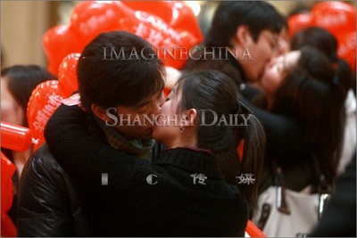 214 cặp hôn nhau chào đón ngày tình nhân - 3