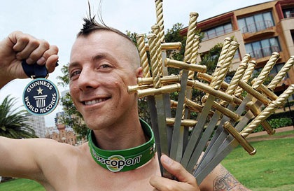 Nuốt 18 lưỡi kiếm cùng lúc - 9