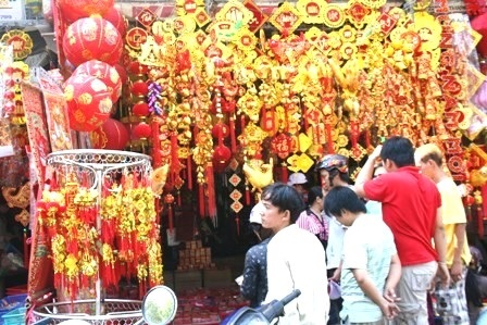 Mai dán tường, bưởi hồ lô... tràn phố  - 1