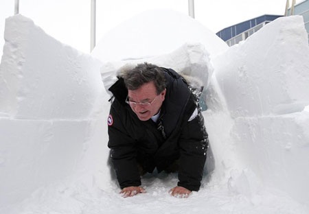 Bộ trưởng Canada “phá hỏng” lều tuyết tại G7 - 1