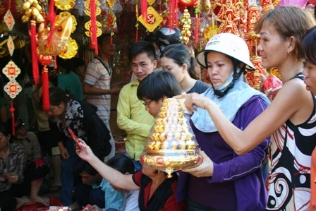 Mai dán tường, bưởi hồ lô... tràn phố - 3 Mai dán tường, bưởi hồ lô... tràn phố - 3