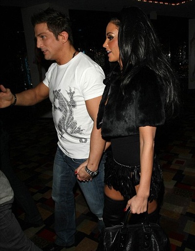 Siêu mẫu ngực bự đeo nhẫn cưới “giá rẻ” - 4 Siêu mẫu ngực bự đeo nhẫn cưới “giá rẻ” - 4