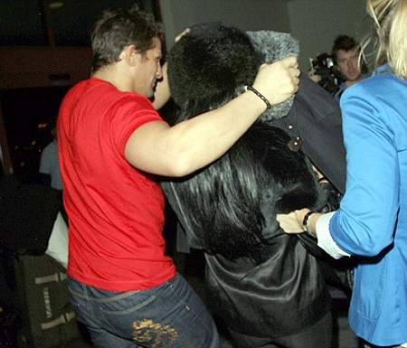 Siêu mẫu ngực bự đeo nhẫn cưới “giá rẻ” - 6 Siêu mẫu ngực bự đeo nhẫn cưới “giá rẻ” - 6