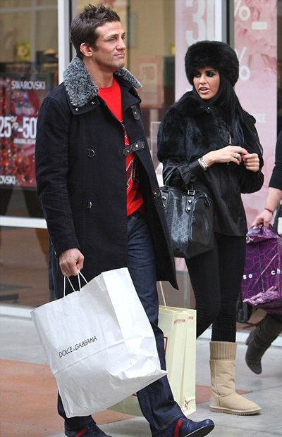 Siêu mẫu ngực bự đeo nhẫn cưới “giá rẻ” - 1 Siêu mẫu ngực bự đeo nhẫn cưới “giá rẻ” - 1