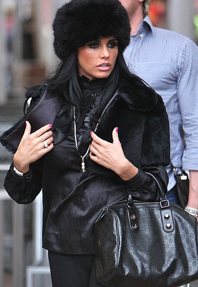 Siêu mẫu ngực bự đeo nhẫn cưới “giá rẻ” - 2 Siêu mẫu ngực bự đeo nhẫn cưới “giá rẻ” - 2