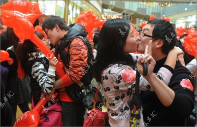 214 cặp hôn nhau chào đón ngày tình nhân - 6