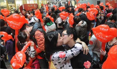 214 cặp hôn nhau chào đón ngày tình nhân - 7