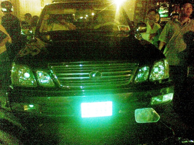 Xe Lexus chở 3 cặp “ma men - chân dài” náo loạn phố - 1 Xe Lexus chở 3 cặp “ma men - chân dài” náo loạn phố - 1