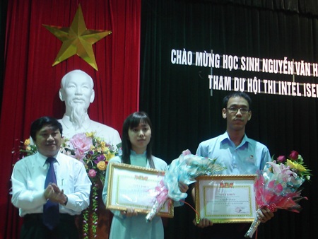Khen thưởng 2 học sinh đoạt giải cao trong kỳ thi Intel Isef tại Việt Nam - 1 Khen thưởng 2 học sinh đoạt giải cao trong kỳ thi Intel Isef tại Việt Nam - 1