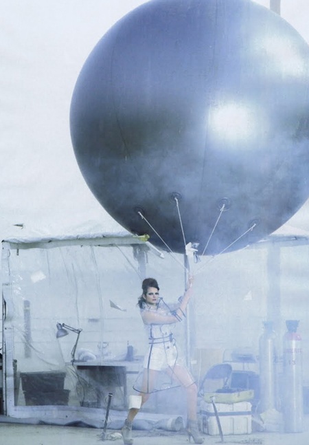 Chùm ảnh thú vị của “chân dài” Eniko Mihalik  - 3