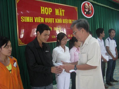 Trao 90 suất học bổng cho SV nghèo nhân dịp Tết Nguyên đán - 1