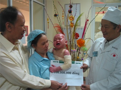 Bé 3 tuổi bỏng nước sôi toàn thân xuất viện - 4