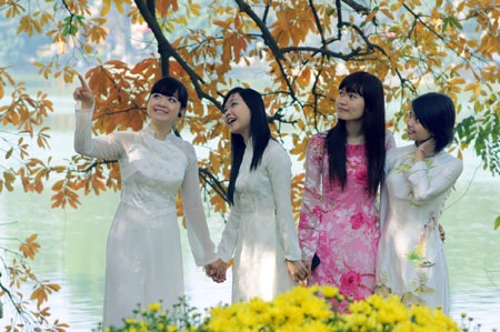 Thiếu nữ Hà thành tạo dáng trong nắng xuân - 3