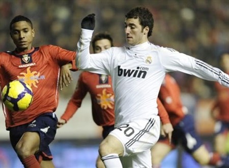 Maradona tức giận với Valdano vì từng “xử tệ” Higuain - 1