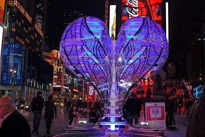 Trái tim cao 3m giữa Quảng trường Thời đại - 1