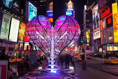 Trái tim cao 3m giữa Quảng trường Thời đại - 2