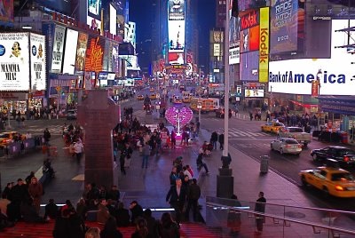 Trái tim cao 3m giữa Quảng trường Thời đại - 3