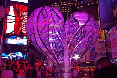 Trái tim cao 3m giữa Quảng trường Thời đại - 4