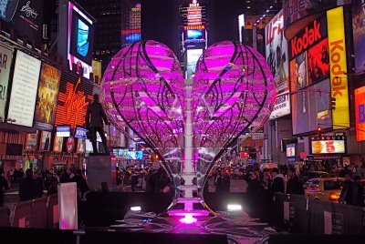 Trái tim cao 3m giữa Quảng trường Thời đại - 5