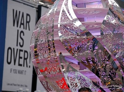 Trái tim cao 3m giữa Quảng trường Thời đại - 6