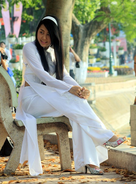 Thiếu nữ Hà thành tạo dáng trong nắng xuân - 7