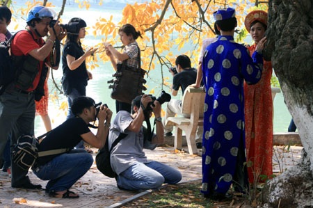 Thiếu nữ Hà thành tạo dáng trong nắng xuân - 13