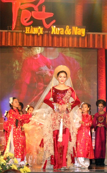 Hoa hậu Nguyễn Thị Huyền đẹp rực rỡ với áo dài xưa - 1