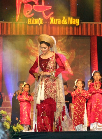 Hoa hậu Nguyễn Thị Huyền đẹp rực rỡ với áo dài xưa - 2
