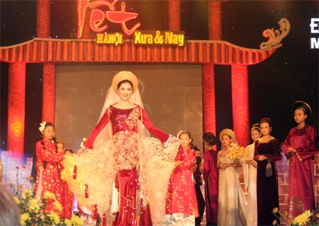 Hoa hậu Nguyễn Thị Huyền đẹp rực rỡ với áo dài xưa - 3