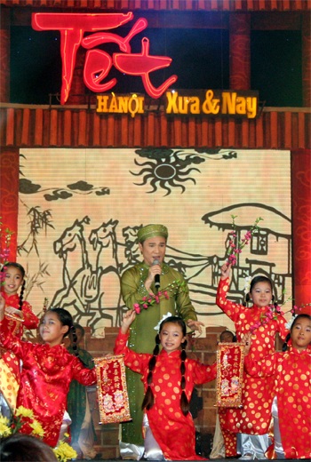 Hoa hậu Nguyễn Thị Huyền đẹp rực rỡ với áo dài xưa - 8