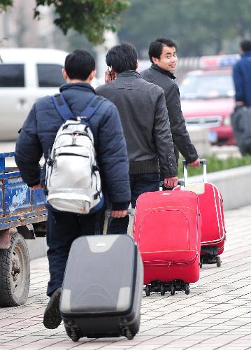 Lương thấp, cử nhân ngại về quê ăn Tết - 1 Lương thấp, cử nhân ngại về quê ăn Tết - 1