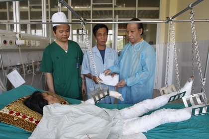 Chia sẻ nỗi đau với các bệnh nhân nghèo ngày Tết - 2 Chia sẻ nỗi đau với các bệnh nhân nghèo ngày Tết - 2