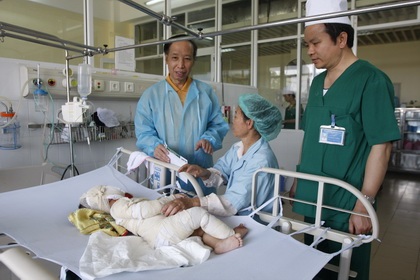 Chia sẻ nỗi đau với các bệnh nhân nghèo ngày Tết - 4 Chia sẻ nỗi đau với các bệnh nhân nghèo ngày Tết - 4