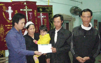 Quà nhân ái đến với bé 3 tuổi mất cả cha lẫn mẹ  - 2