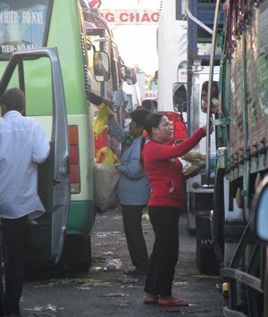 Bát nháo dịch vụ ăn theo kẹt xe ở cụm phà Hậu Giang - 2