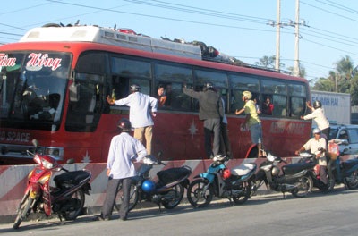 Bát nháo dịch vụ ăn theo kẹt xe ở cụm phà Hậu Giang - 1