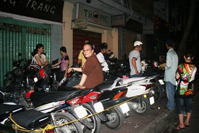 Cận Tết, bãi gửi xe “chặt, chém” khách - 1