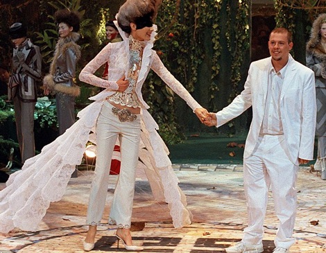 NTK tài danh Alexander McQueen treo cổ tự tử - 1