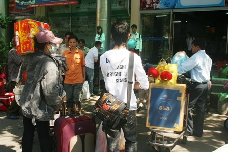 “Nóng” cảnh tàu xe ngày Tết - 2 “Nóng” cảnh tàu xe ngày Tết - 2