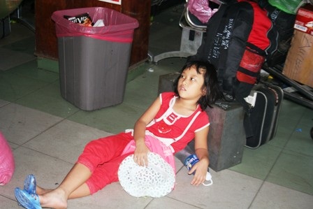 “Nóng” cảnh tàu xe ngày Tết - 3 “Nóng” cảnh tàu xe ngày Tết - 3