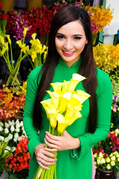 Hoa hậu Ngọc Diễm khoe sắc cùng hoa xuân - 1