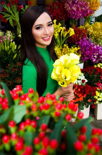 Hoa hậu Ngọc Diễm khoe sắc cùng hoa xuân - 4