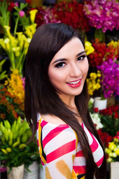 Hoa hậu Ngọc Diễm khoe sắc cùng hoa xuân - 5