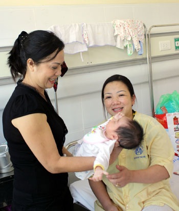 Người đàn bà “Chạy án” tặng quà tết cho bệnh nhi nghèo - 4 Người đàn bà “Chạy án” tặng quà tết cho bệnh nhi nghèo - 4