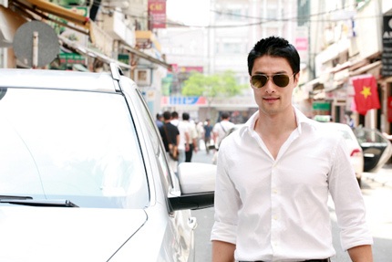 Johnny Trí Nguyễn: Tết lên Chùa cùng Ngô Thanh Vân - 2