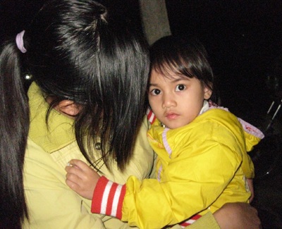 Quà nhân ái đến với bé 3 tuổi mất cả cha lẫn mẹ  - 3