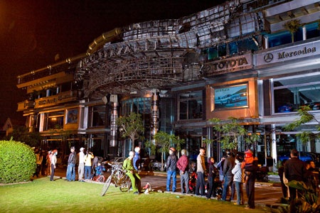 Cháy showrom ô tô, 8 xe sang bị thiêu rụi - 2 Cháy showrom ô tô, 8 xe sang bị thiêu rụi - 2