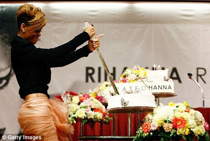 Rihanna “đụng hàng” với Lee Hyori - 10