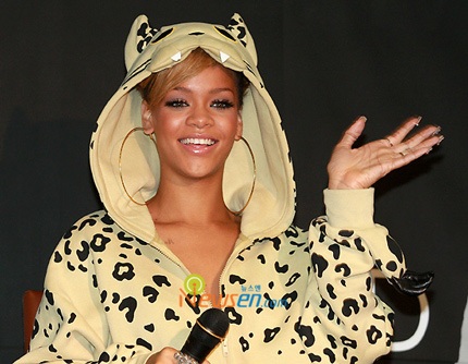 Rihanna “đụng hàng” với Lee Hyori - 4